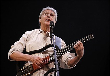 Caetano Veloso reclama de plateia: "Vocês são muito barulhentos"