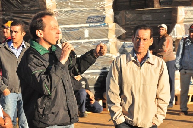 César Stefanes e Jandir Ferreira conversam com colaboradores da Gazin