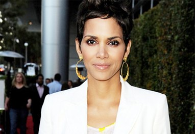 Halle Berry cai durante filmagens e é levada às pressas ao hospital