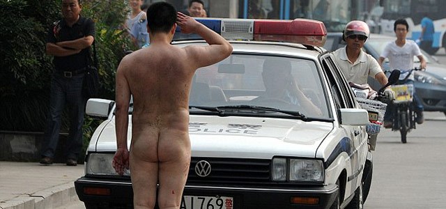 Maluco: Homem nu causa congestionamento na China