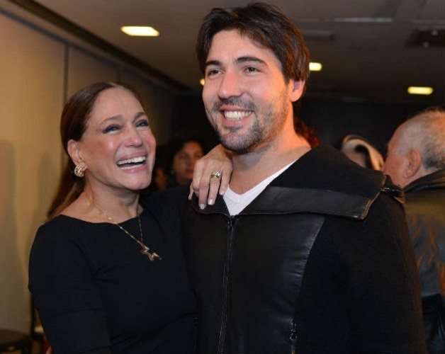 Susana Vieira é pedida em casamento pelo namorado Sandro Pedroso