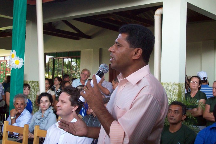 DEPUTADO SE PREVINE CONTRA GRIPE SUÍNA