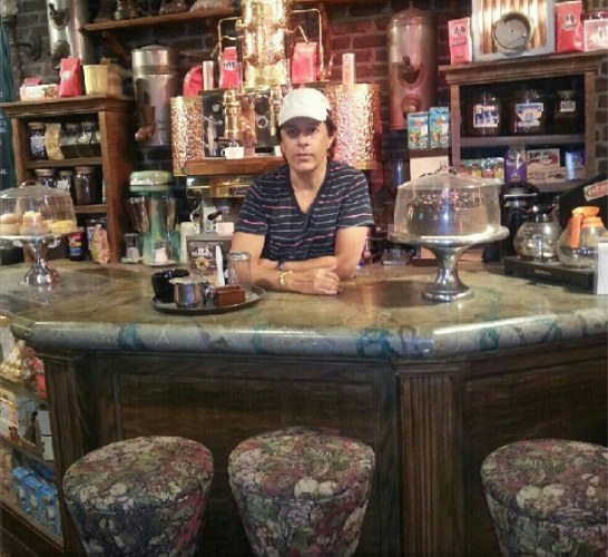 Humorista Tom Cavalcate faz bico em café de Orlando 