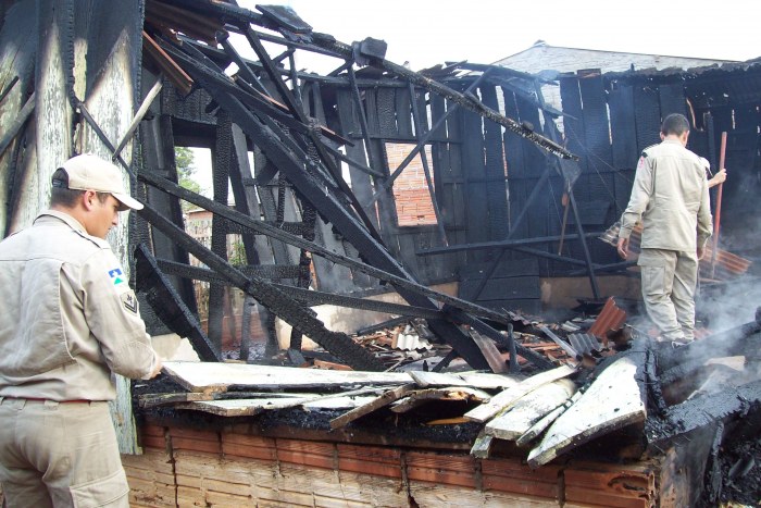 INCÊNDIO DESTRÓI CASA NO CRISTO REI