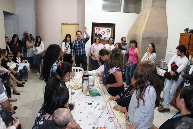 No Cristo Rei Rover se reúne com servidores municipais e lideranças comunitárias