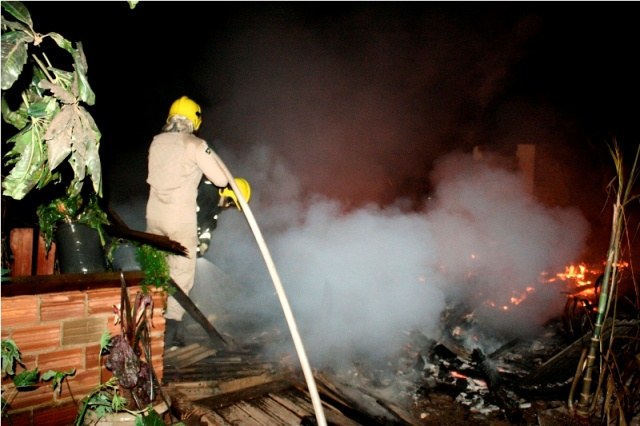 Incêndio destrói casa no Parque Industrial São Paulo