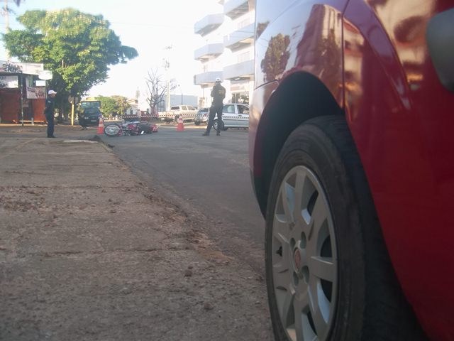 Veículo invade preferencial e acerta motociclista na avenida Capitão Castro 