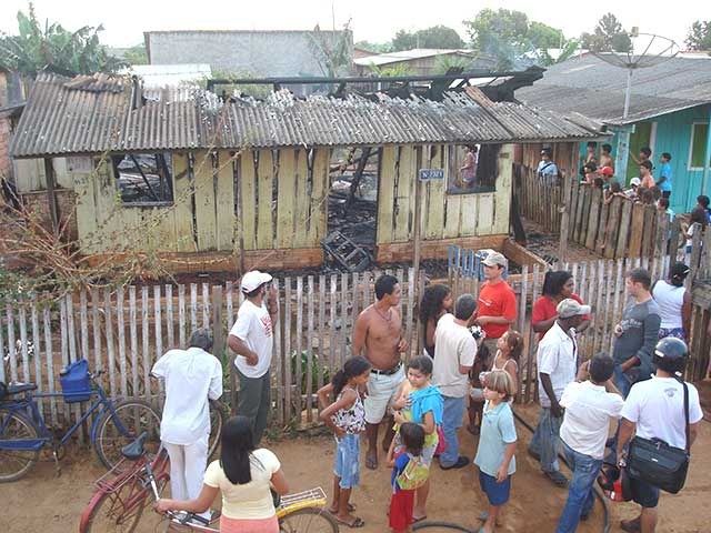 MULHER É RESGATADA EM CUBÍCULO; INQUILINOS SÃO SUSPEITOS DE INCENDIAR CASA