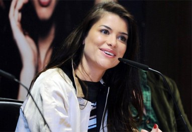 Alinne Moraes: “Eu usava boné para ficar um pouco feia”