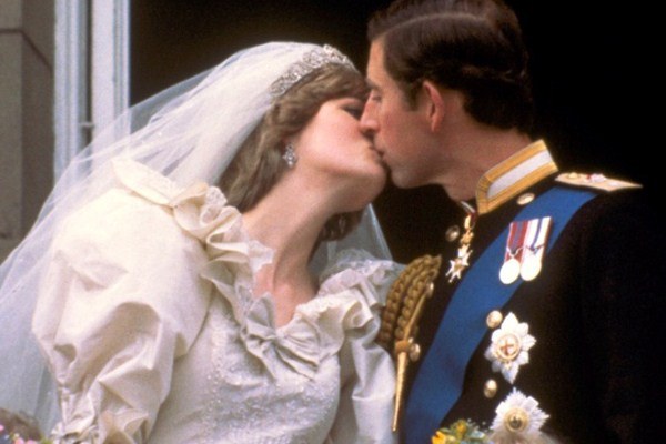 Torrada do casamento do príncipe Charles é vendida por R$ 722