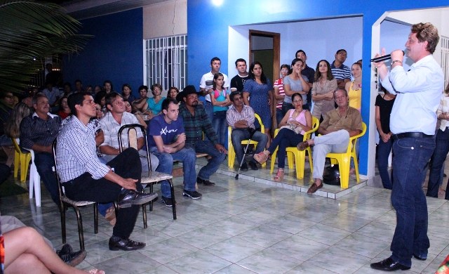Zé Rover visita bairros, conversa com moradores e assume novos compromissos