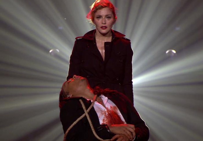 Madonna faz show curto e fãs revoltados jogam lixo no palco
