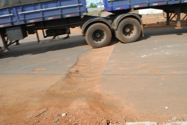 Valeta escavada na rua por empresa pública não foi devidamente fechada