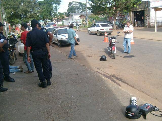 MOTOCICLISTA ATROPELA IDOSO NO CENTRO
