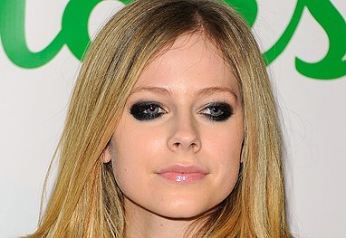 Avril Lavigne é flagrada trocando carícias com mulher misteriosa