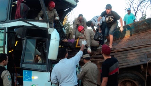 Veja fotos: ônibus da Eucatur bate em caminhão, deixando um morto e 15 feridos