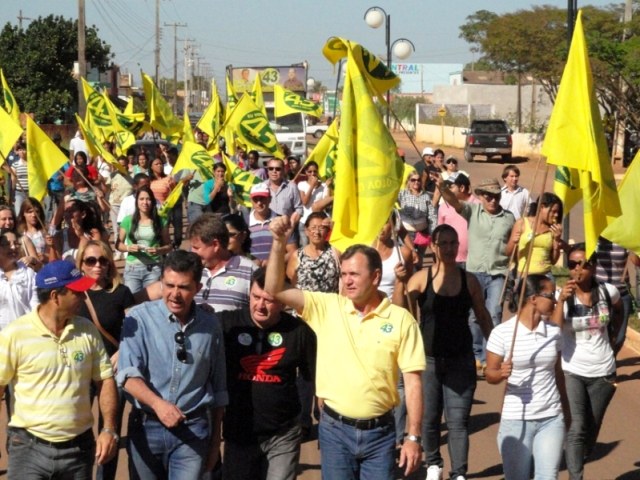Ex-senador adere à candidatura de Goebel e acompanha deputado em caminhada