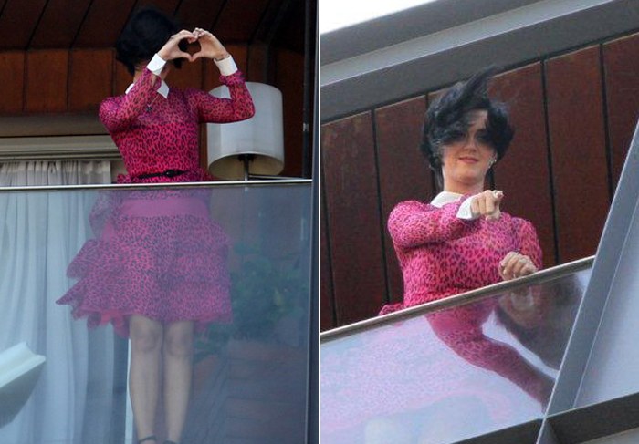 Katy Perry aparece na sacada de hotel e acena para os fãs