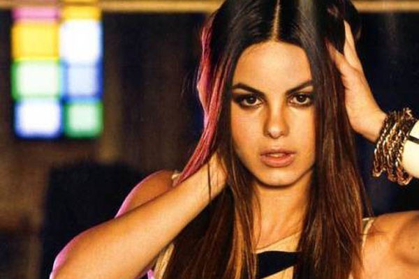 Sthefany Brito conta que conheceu seu namorado pela internet