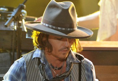 Ator Johnny Depp tem hábito curioso: colecionar Barbies