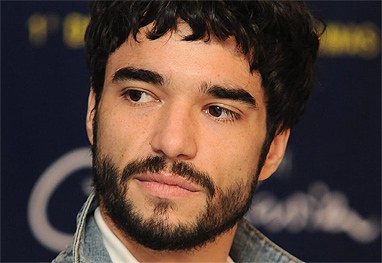 Após polêmica, Caio Blat volta atrás e se desculpa com a Globo