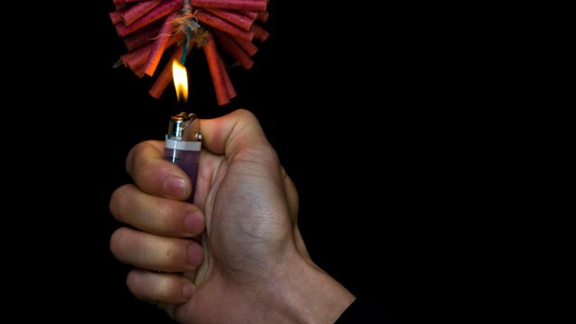 Homem acende fogos de artifício no bumbum e vai parar no hospital