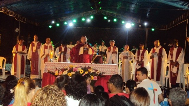 Evento católico reuniu mais de 5 mil fieis em praça pública ontem à noite