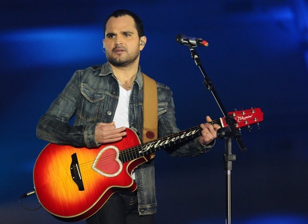 Cantor sertanejo Luciano é internado com "problema no pé"