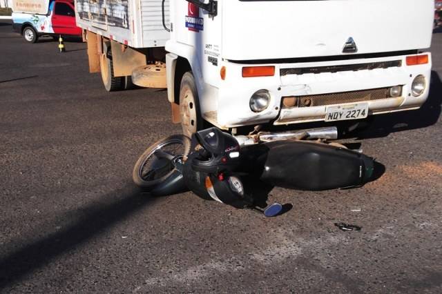 Caminhão e moto se chocam no entroncamento das rodovias federais 174 e 364
