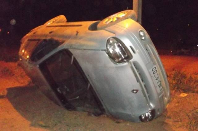 Motorista com sinais de embriaguez capota carro no Barão do Melgaço