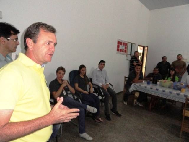 Em concessionária, Luizinho é recebido por trabalhadores e destaca propostas