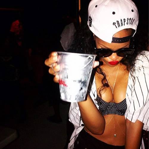 Mau comportamento de Rihanna faz Nívea cancelar seu contrato