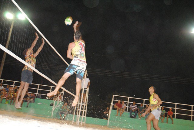 Abertura do 1° Open de Duplas de Vôlei de Praia aconteceu na noite de ontem 
