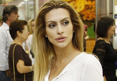 Cléo Pires exagera na comida e volta de viagem com três quilos a mais 
