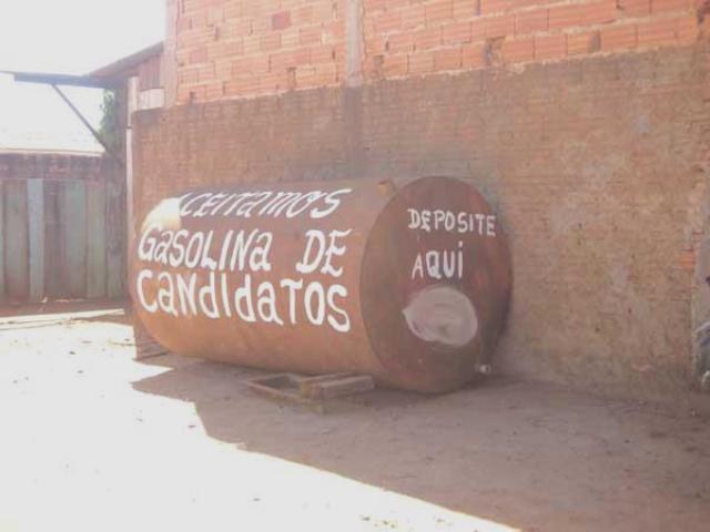 Eleitor faz protesto bem humorado e pede doação de combustíveis a candidatos
