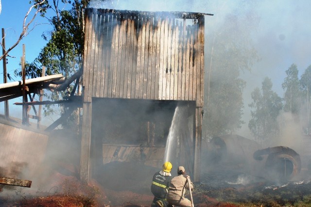 Bombeiros apagam fogo em madeireira no Setor Industrial Tancredo Neves  