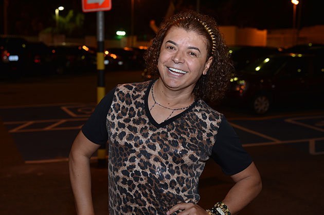 David Brazil vai à festa com tiara que ganhou de Sabrina Sato