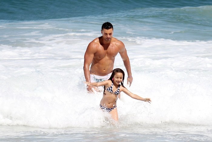 Gustavo Salyer encontra filha na praia após exame de DNA