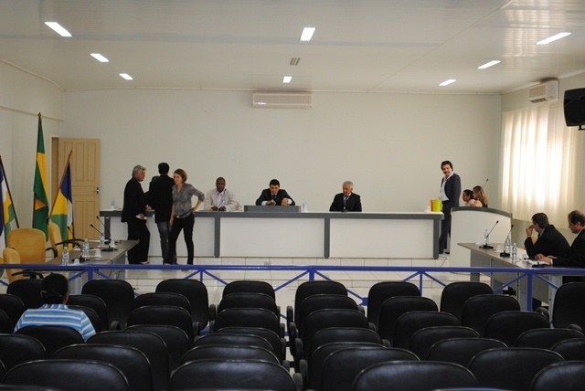 Sem platéia, vereadores aprovam aproveitamento de milhagens e nome de rua