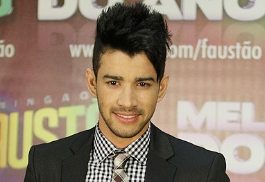 Gusttavo Lima rebate críticas no Twitter sobre guitarra quebrada 