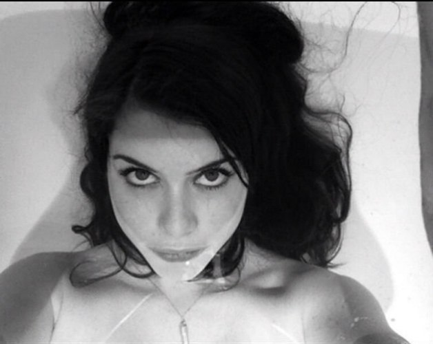 Namorado de Alinne Moraes posta foto sensual da atriz na banheira
