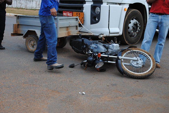 Carreta invade a preferencial e bate em moto de entrega na Melvin Jones 