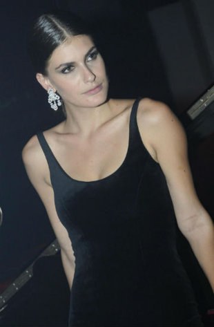 Modelo Carol Francischini implora por paz e tranquilidade 