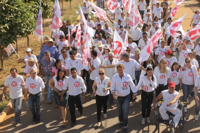 Mais de mil voltam a caminhar com Zé Rover e enchem a avenida Paraná
