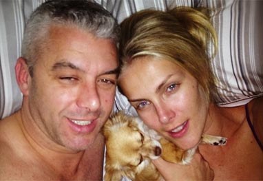 De cara limpa, Ana Hickmann posta foto na cama ao lado do marido