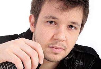 Cantor Bruno, do grupo KLB, foi atropelado enquanto cruzava uma avenida