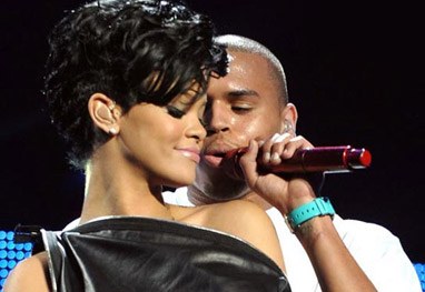 Rihanna diz que ainda ama Chris Brown, mesmo depois de ser agredida 