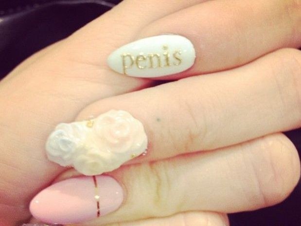 Cantora Ke$ha escreve "pênis" em unha da mão e posta foto