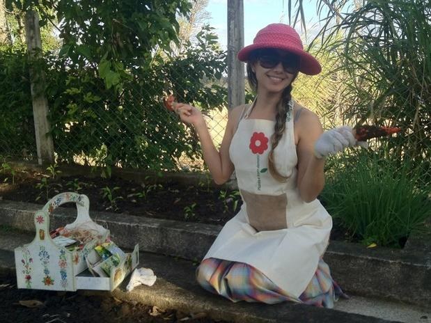 Paula Fernandes publica fotos em horta: "Amo plantar" 