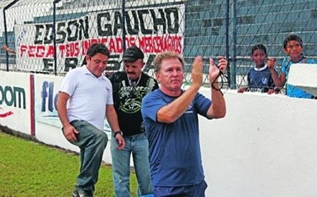 Após goleada e protestos da torcida diretoria do Clube do Remo demite treinador